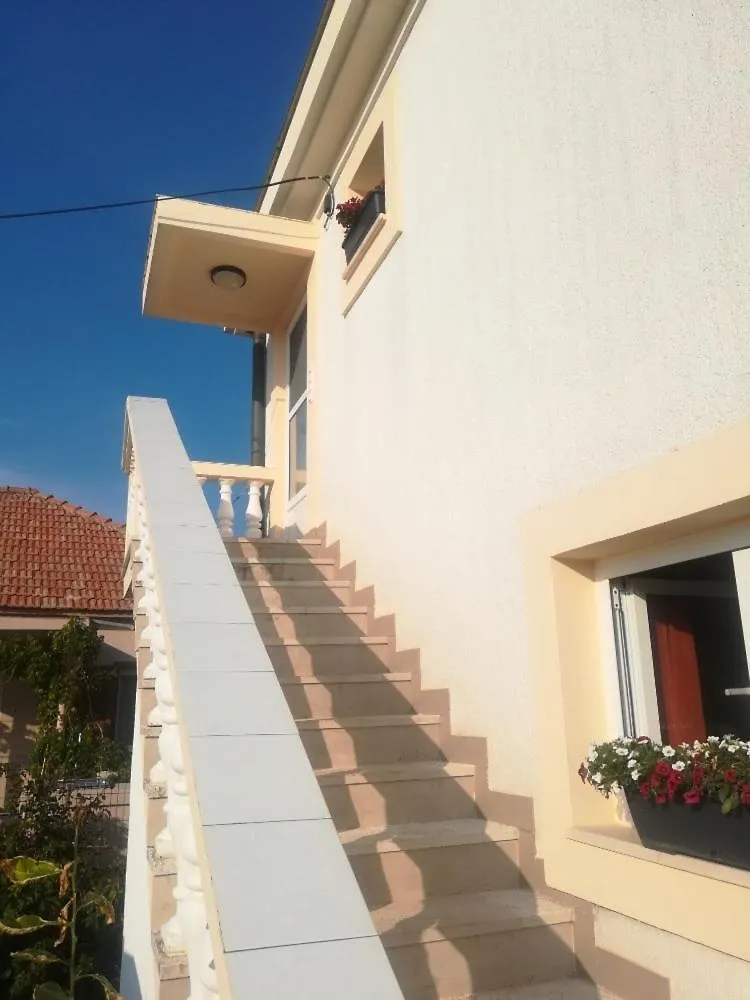 Apartment And Rooms Sidro Petrcane